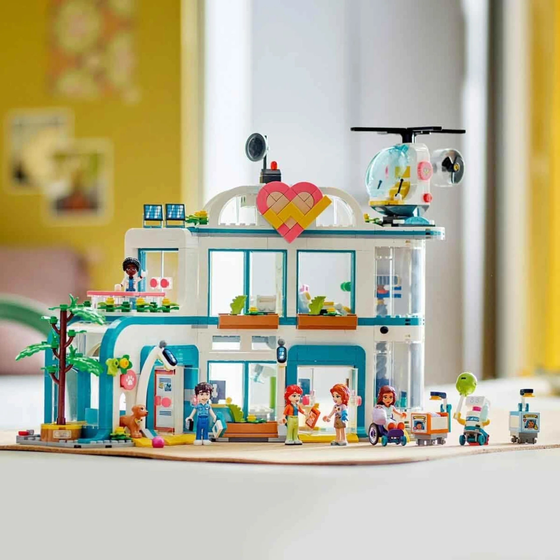 LEGO Friends Heartlake City Hastanesi 42621 +7 Yaş (1045 Parça)